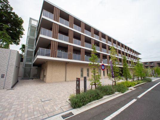 モダンな建物の外観