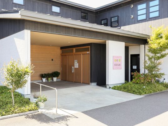 明るいエントランスの外観