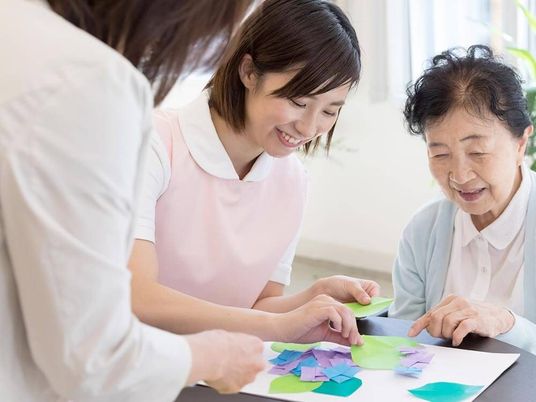 笑顔で接するスタッフと利用者