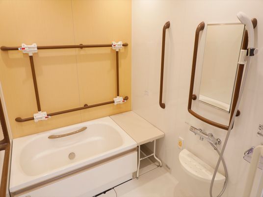洗面台と手すり付き浴室