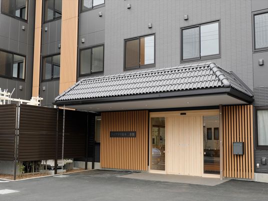 モダンな建物のエントランス