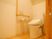 手すり付きのトイレ設備