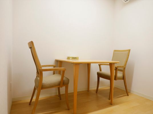 シンプルな居室のテーブルと椅子