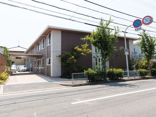 明るく広々とした外観の建物