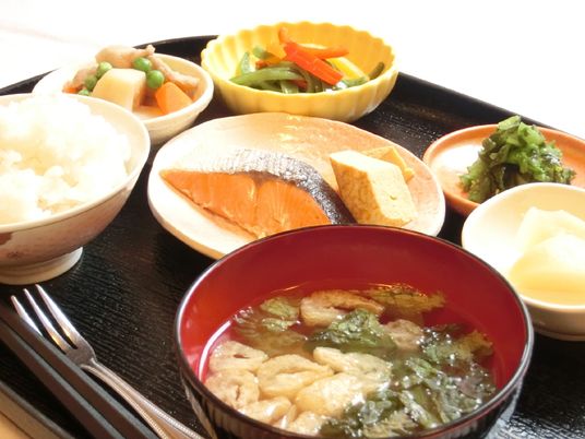 栄養バランスの取れた食事セット