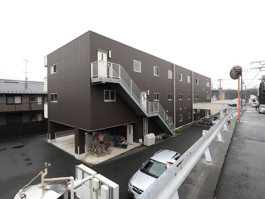 茶色の建物の外観