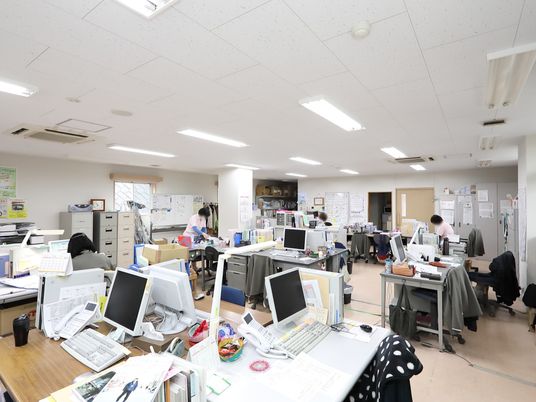 忙しそうなスタッフオフィス