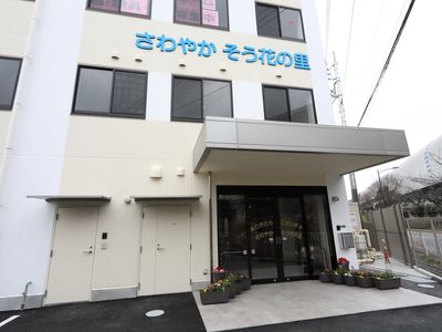 モダンな外観の建物