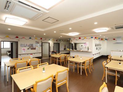 広々とした明るい食堂