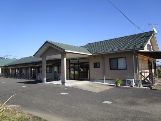 緑の屋根付き建物外観