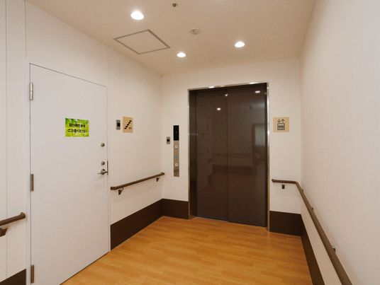 手すり付きエレベーター前