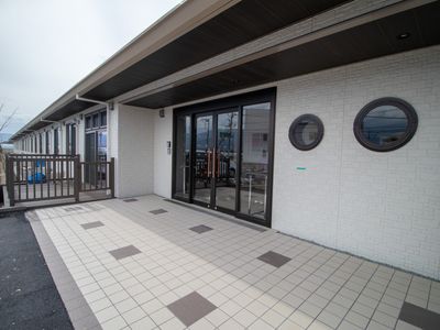 白壁と窓の明るいエントランス