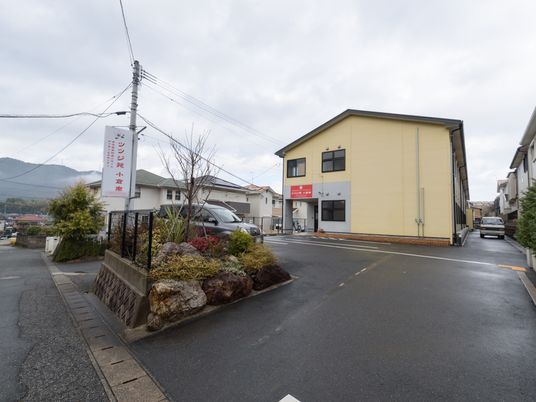 施設の外から見た建物