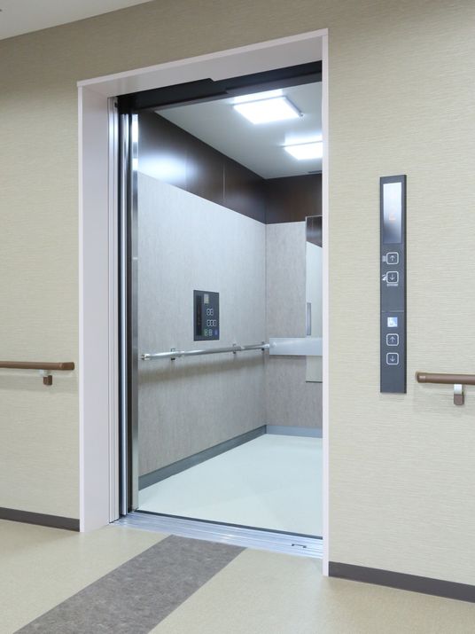 開閉可能な窓の施設廊下