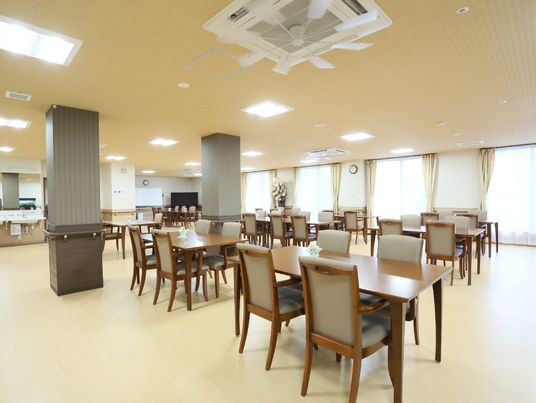 広々とした食堂空間