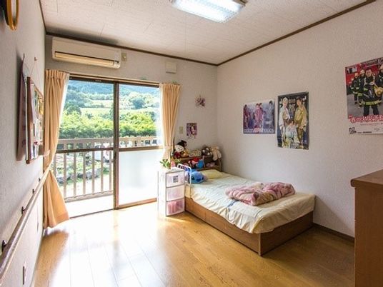 明るい個室の居室