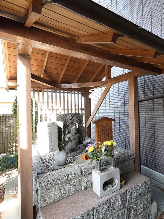 中庭の石仏と花