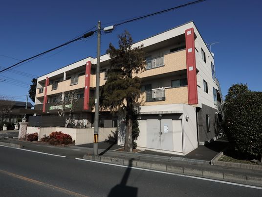 外観の建物と植栽