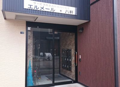 落ち着いた外観の建物