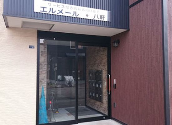 落ち着いた外観の建物