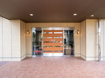 落ち着いた雰囲気のエントランス