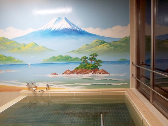 壁画のある浴室空間