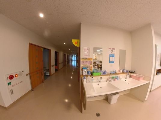 ケア施設の廊下業務風景