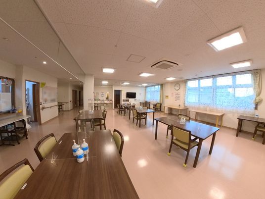 広々とした食堂での勤務