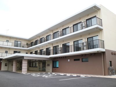 明るく広々とした外観
