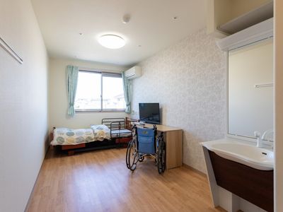 明るい居室の室内