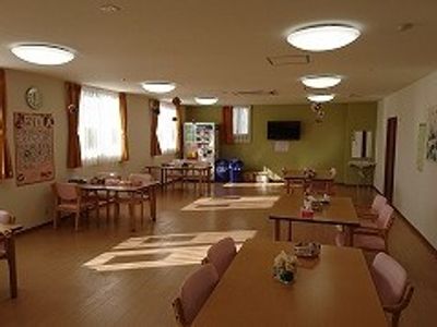明るい食堂での勤務