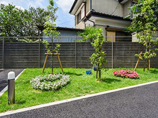 緑豊かな施設庭園