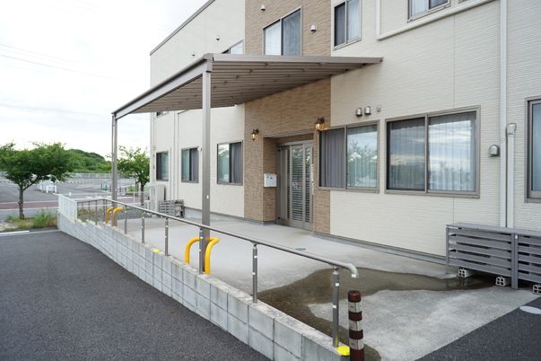 アクセス良好な施設外観