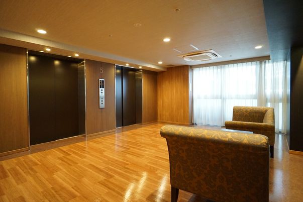 落ち着いた雰囲気の廊下