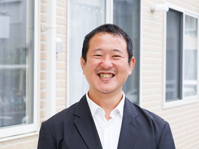 快活なスタッフ屋外