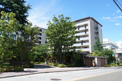 自然に囲まれた施設外観