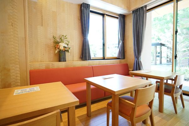 明るい職場の食堂風景
