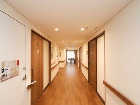 広々とした廊下の風景