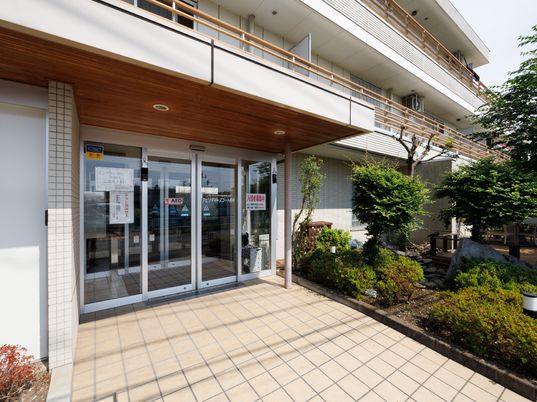 清潔な施設の玄関