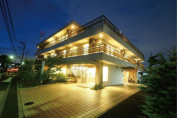 夕暮れ時の落ち着いた外観