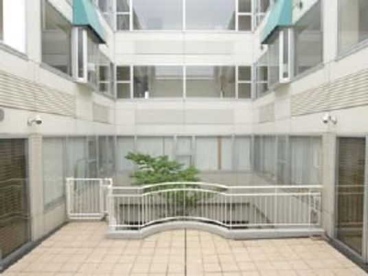 ケアを提供する明るい中庭