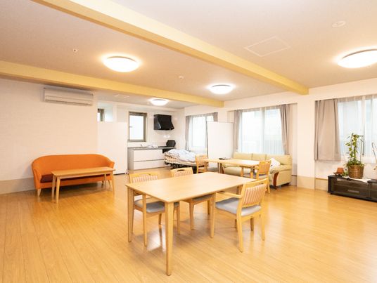 共用リビングの暖かい雰囲気