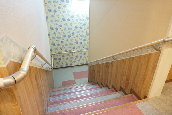 安全な手すり付階段