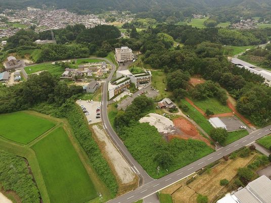 緑に囲まれた施設の外観