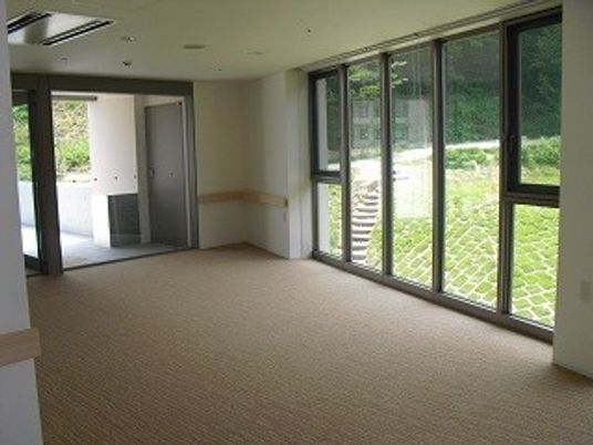 大きな窓のある部屋