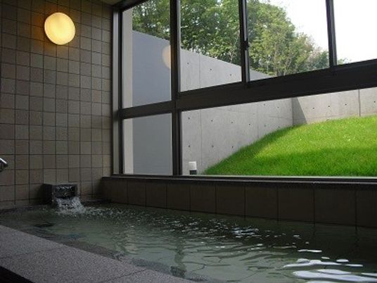 自然光が入る浴室