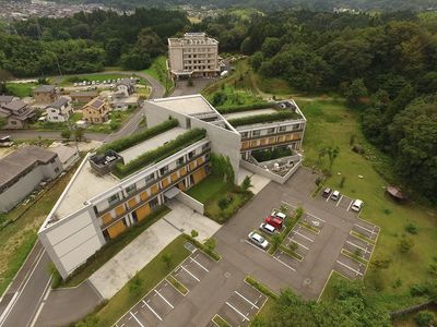 緑豊かな施設の外観