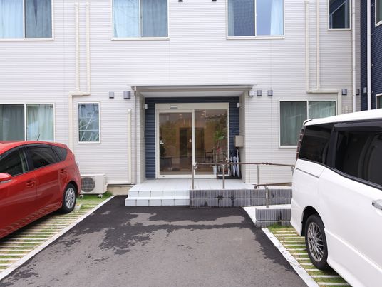 白い建物の入口