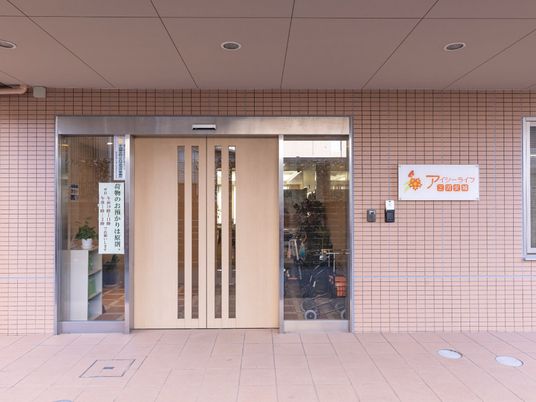 入口の自動ドア施設