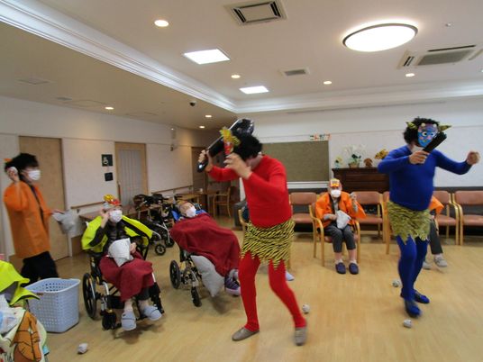 賑やかな居室での活動